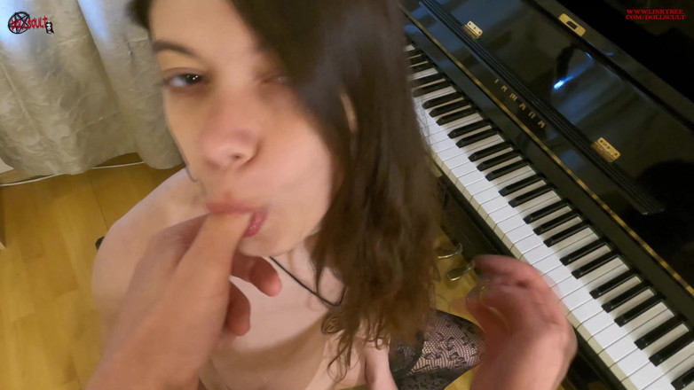 Dolls Cult: Melody è davvero sexy quando suona. Non posso resisterle