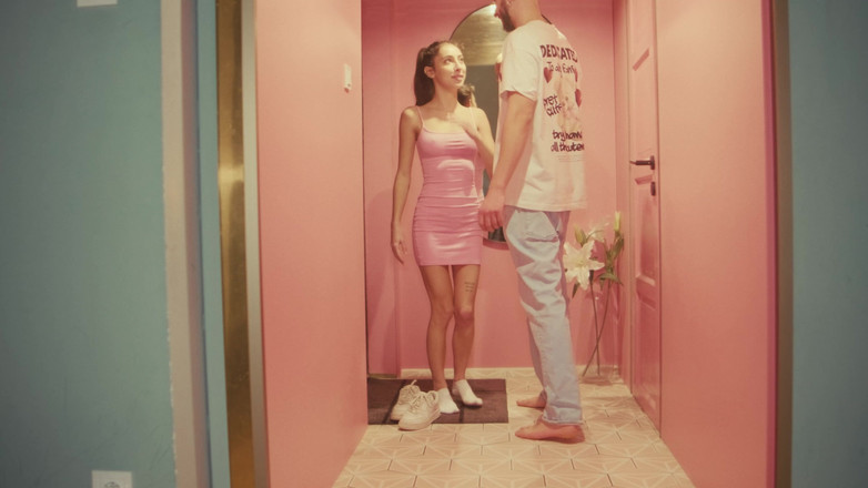 Alex Goes: 그녀의 발을 숭배하고 기름진 풋잡으로 보상하는 귀여운 Eva Generosi