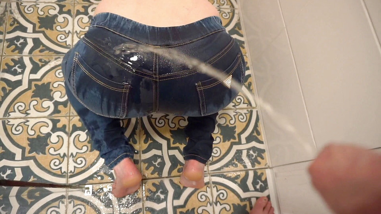 Aqua Pola: 穿着牛仔裤的绝望小便，然后他在我的屁股上撒尿