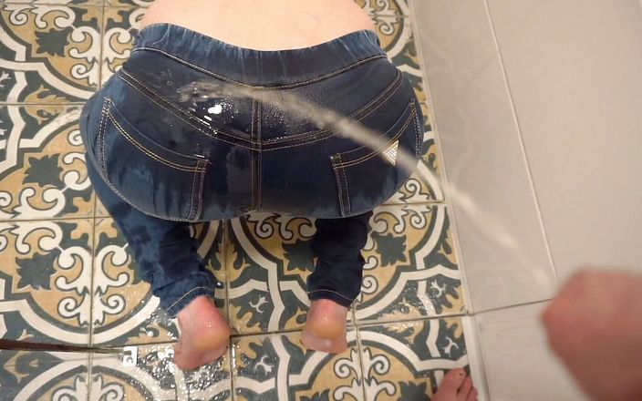 Aqua Pola: Desperate pee in jeans next he pee on my ass