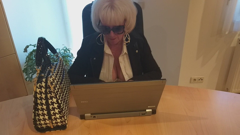 PureVicky66: Linda secretaria inserta un consolador durante el descanso