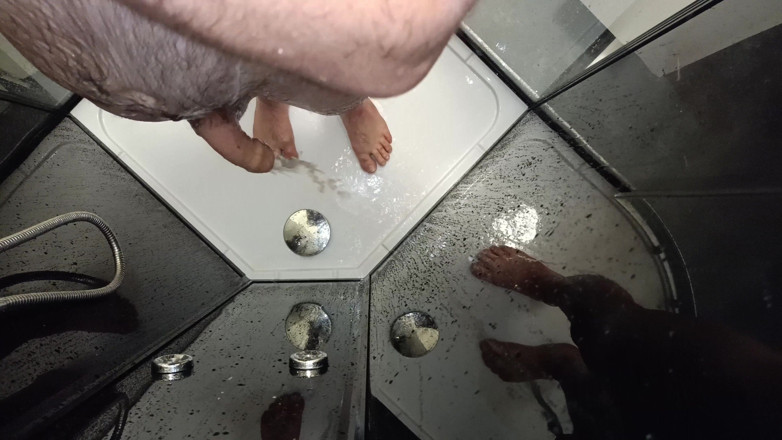Uhri: Hotel shower hairy guy