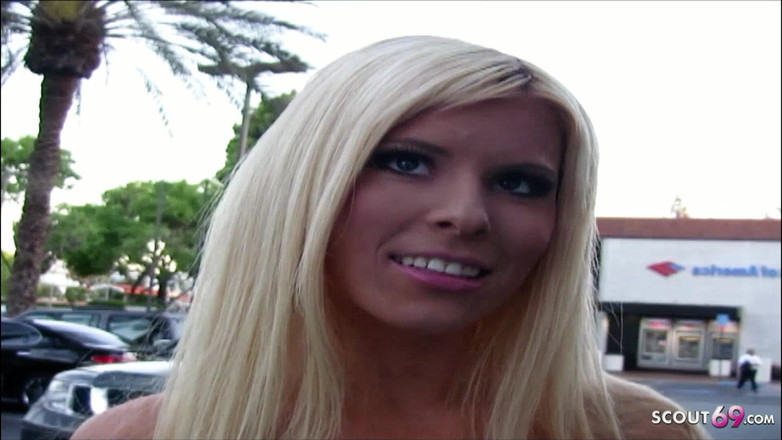 Full porn collection: 큰 자지를 가진 남자가 금발의 발정난 마른 십대 마리에게 이야기하고 섹스하도록 유혹하다