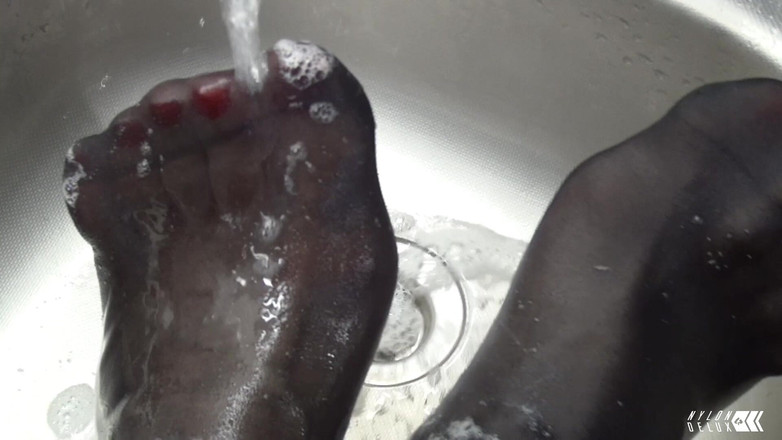 Nylondelux: Külotlu çorap ayaklarımı yıka