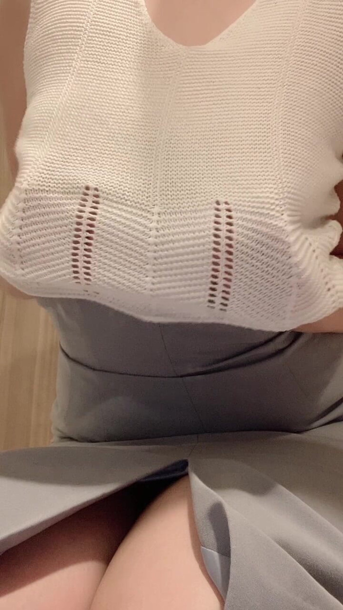 Rei005: I Play with My Butt While Wetting My Skirt