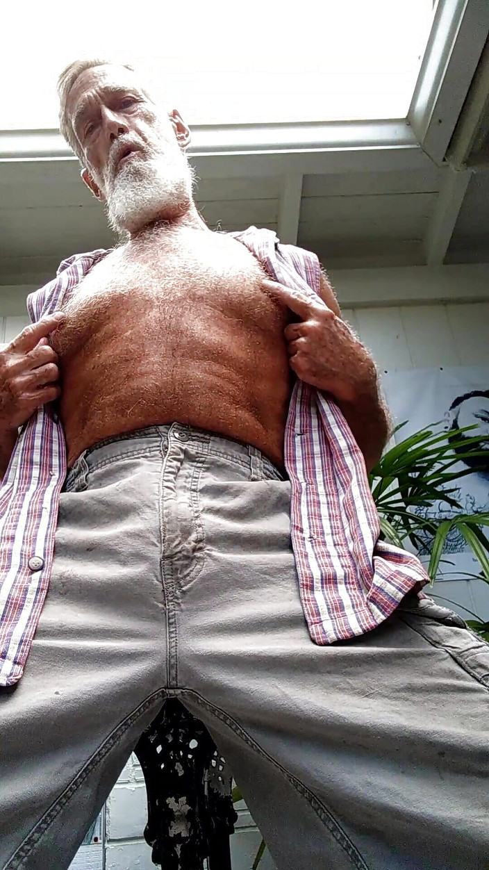 Mr hairy gardener: Sólo dvorek striptýz, honění a mrdka