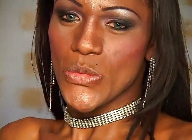 Shemale World: Scopare una trans nera: quando i sogni diventano realtà!