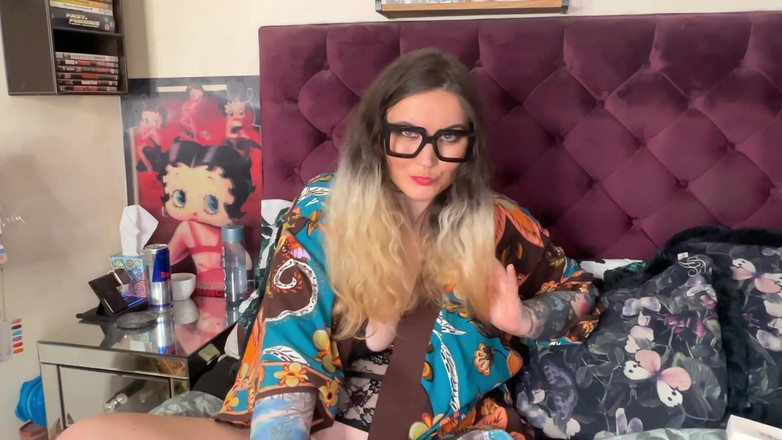 MissFFW: 変態の娼婦が新しいメガネをかけてオタク的なコンテンツに備えている