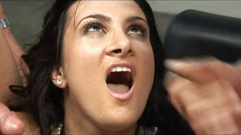 Double Penetration Party: Ontketende brunette trekt af