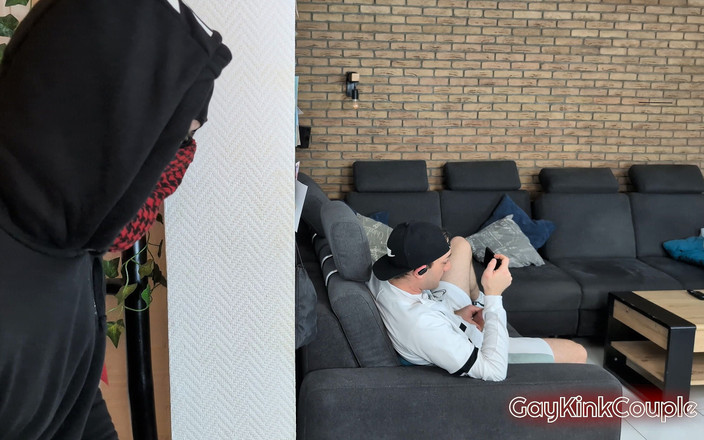 GayKinkCouple: 낯선 사람이 그를 거칠게 압도하고 따먹는다(롤플레이)