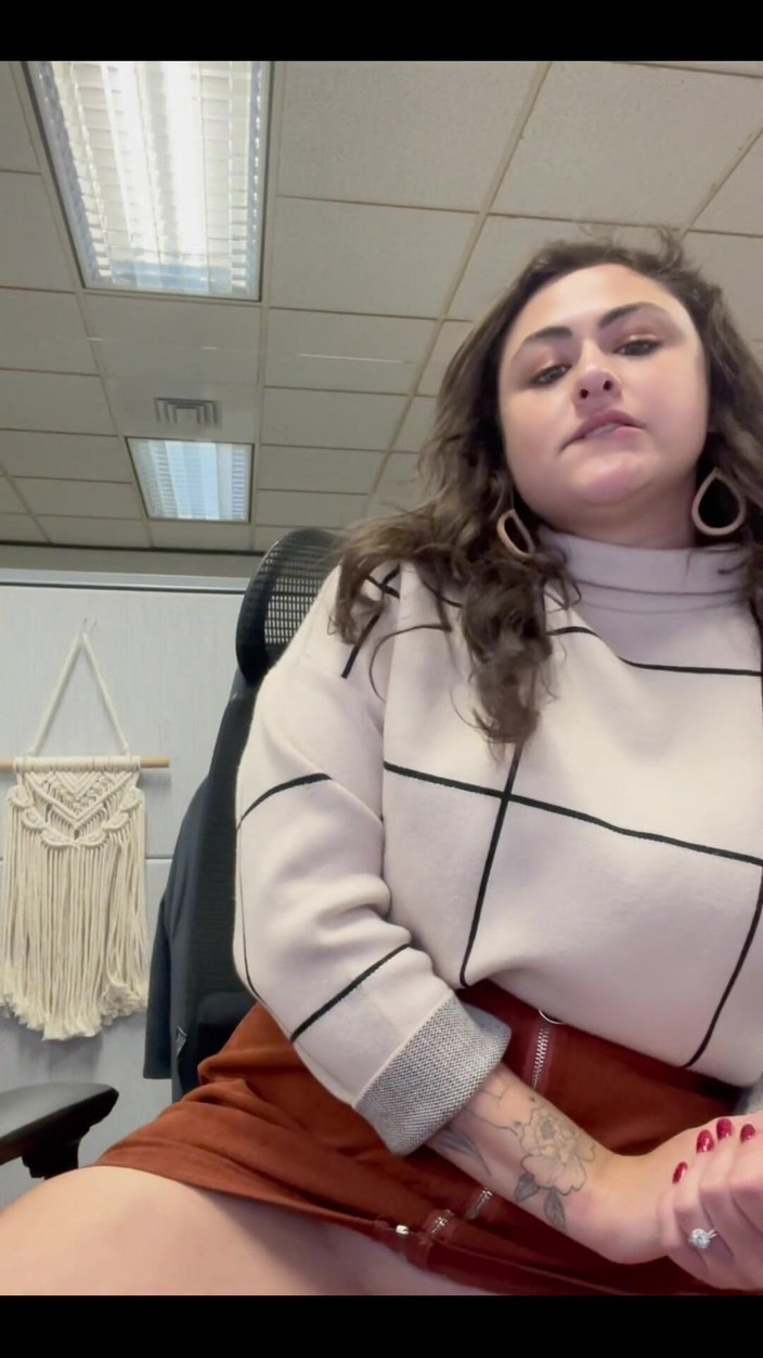 Josie Jaxxon: Masturbuje v kanceláři