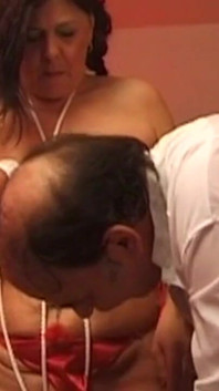 Une MILF mature se soumet au bondage étroit