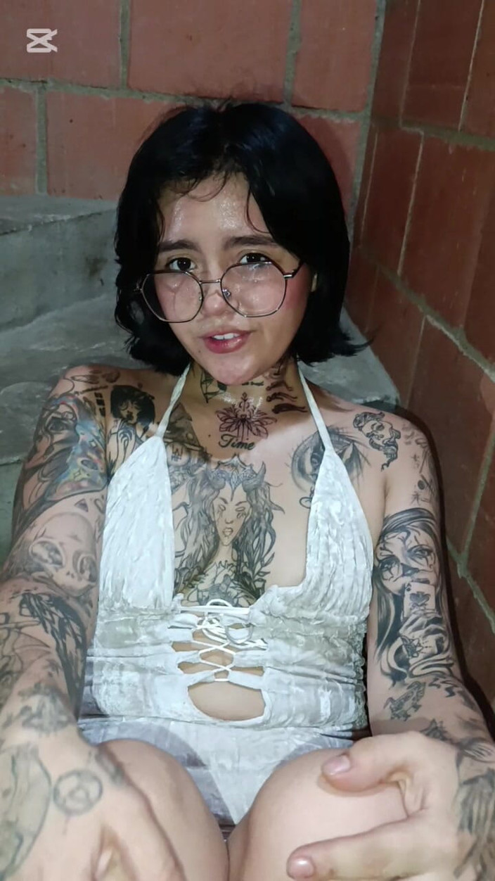 Dalyla: Une latina marchant en talons se masturbe dans les escaliers