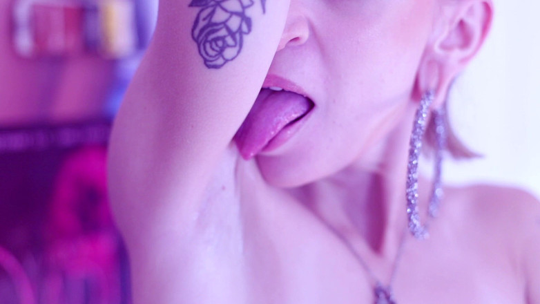 Bia Roman: Melancap fetish ketiak