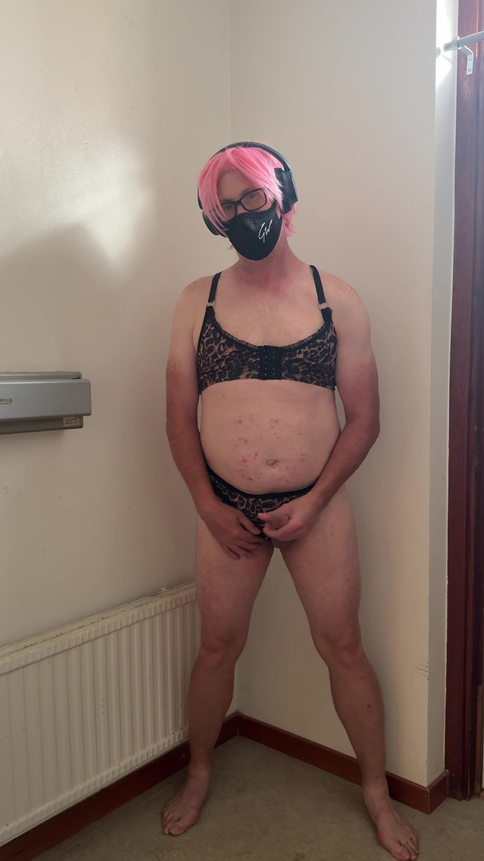 Julia Trans: Děvka v růžovém si hraje a masturbuje, dokud nevyvrcholí