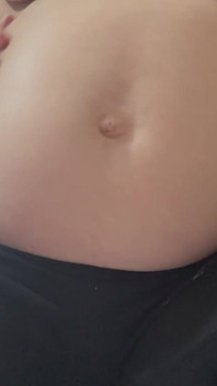 Ma demi-sœur enceinte joue avec son ventre et applique une crème hydratante puis la étale sur son ventre