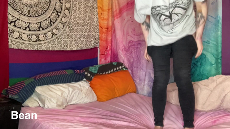 Alice Bean: Čůrání na posteli v oblečení