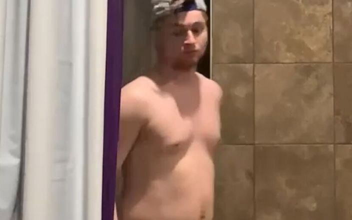 Chaseesharpp: Gym Shower Nude so Others See