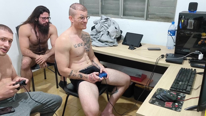 carmonaoficial: 3 Heteros Playing Naked