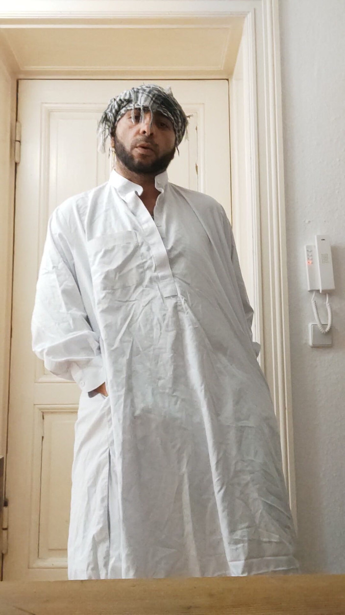 SmokedAlloy2: Sur le make, dj-bro excité habillé comme un Afghan pervers