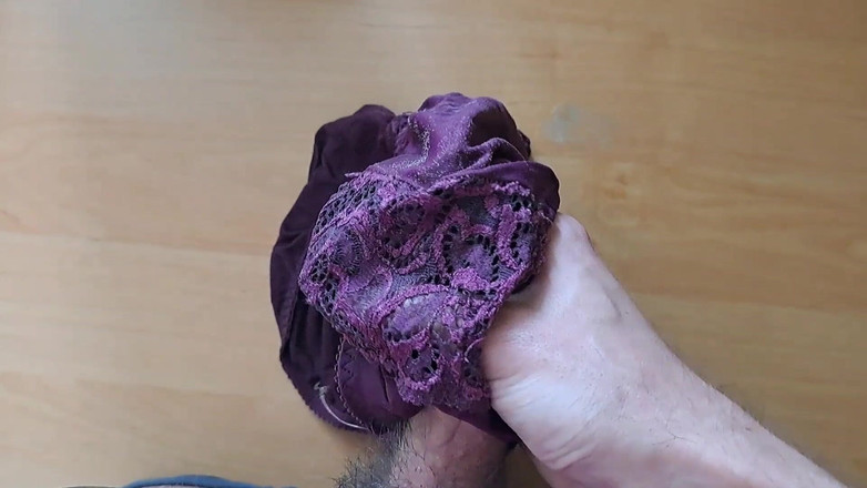 Younger_94: Orgasme puissant sur la culotte de maman