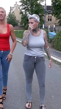 Street Pissing Girls