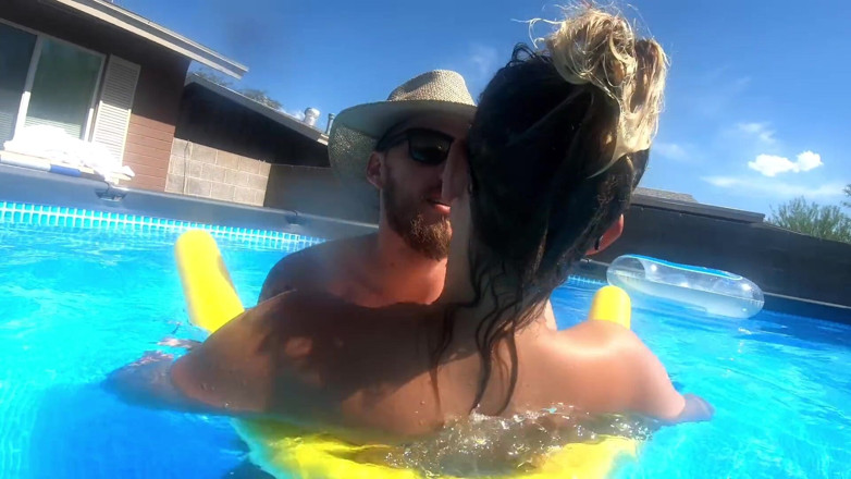 Mya Lane: Sexe risqué dans la piscine devant une femme enceinte de 9...