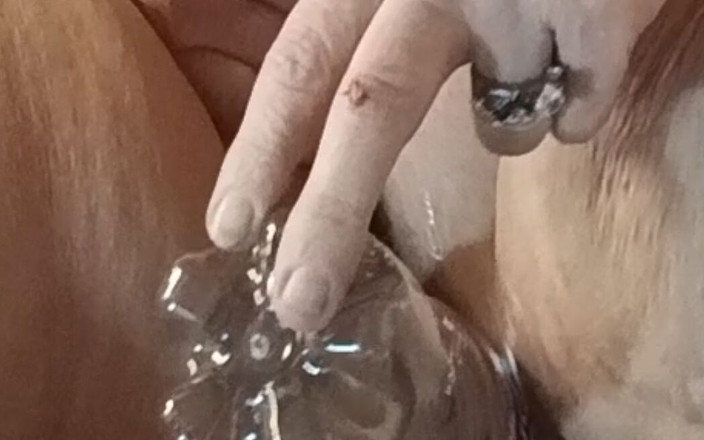 HerculesnVENUS: Ahe没有什么可操的，所以她铲了一个瓶子在她身边看着这个婊子把它塞进去