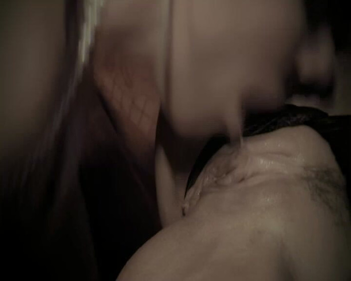 pornitaliangraffiti: 금발과 갈색 머리가 나이트클럽에서 딜도를 즐긴다