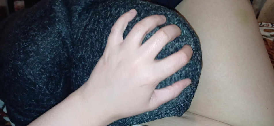 Lesbian-illusion: 2人のガールフレンドのベッドでのクイックセックス