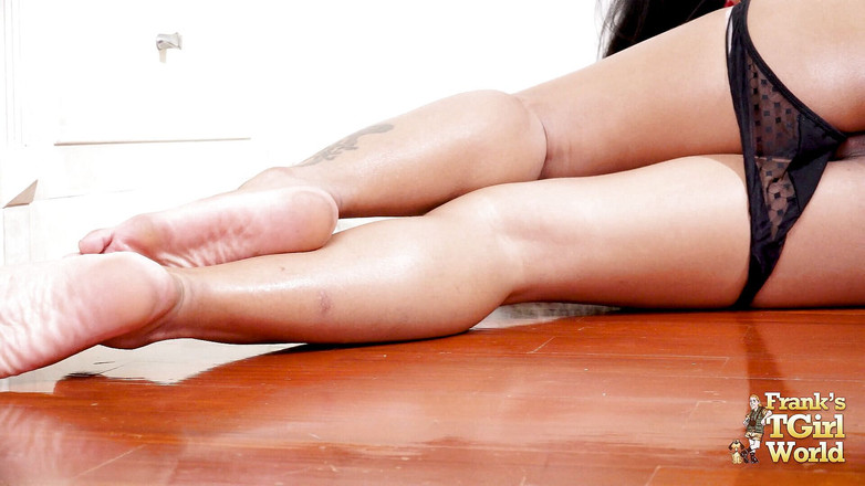 Franks Tgirl World: Ladyboy Minty škrtí a stříká