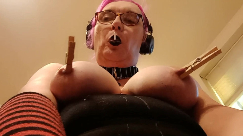 Princess Udders: よだれを垂らすモーが襟をつける