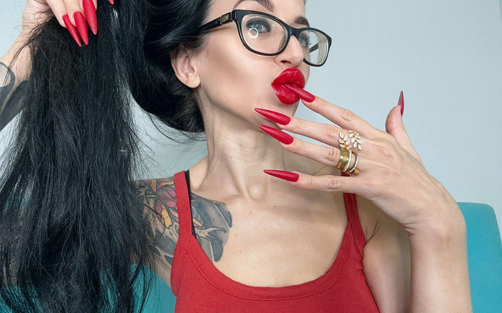 Julia domaina: Unhas compridas vermelhas foscas, garras, dedos longos e flexíveis, palmas...