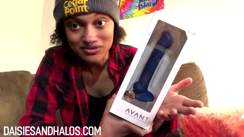Daisiesandhalos: Unboxing my dildo