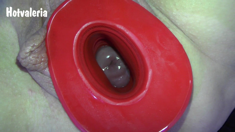 Hotvaleria: Chatte avec plug tunnel grande ouverte
