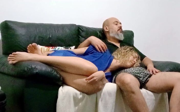 Gabi SweetCouplesStories: 継娘は継父の膝の上で休んで、口の中にチンポと精子を受け取ることになります