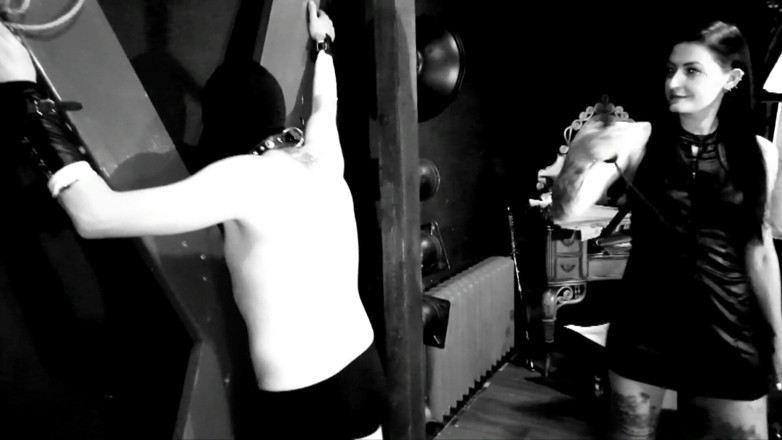 Dominatrix Nika: Demonstration Whipping