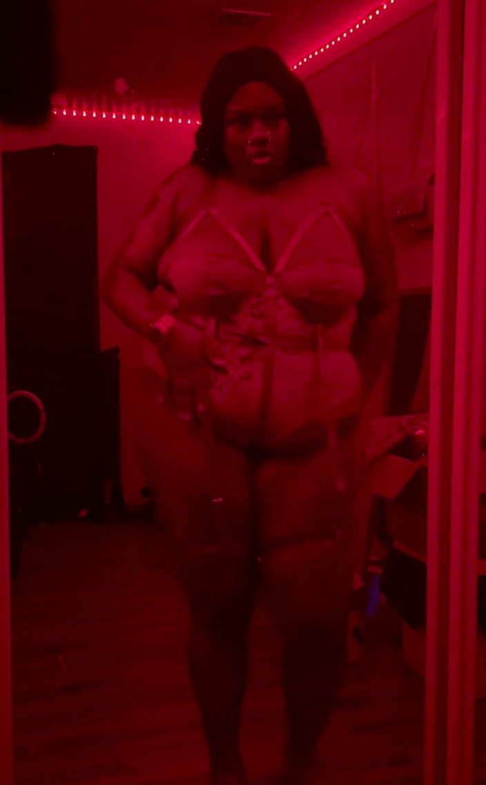 Gothic Goddess: Nigdy za wcześnie na dobry pokaz striptiz