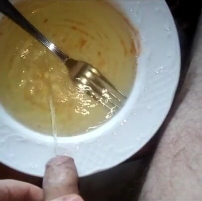 Sex hub male: Джон писяє на дві тарілки