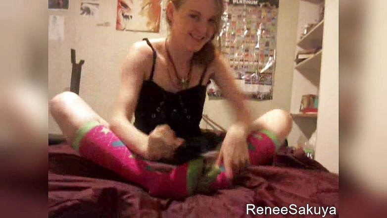 Renee Sakuya: Menggoda kaki dengan bulu di atas katil, memakai stoking lutut...
