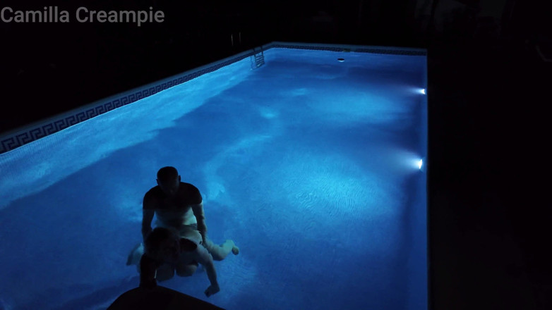 Camilla Creampie: Nachtficken und creampie im pool