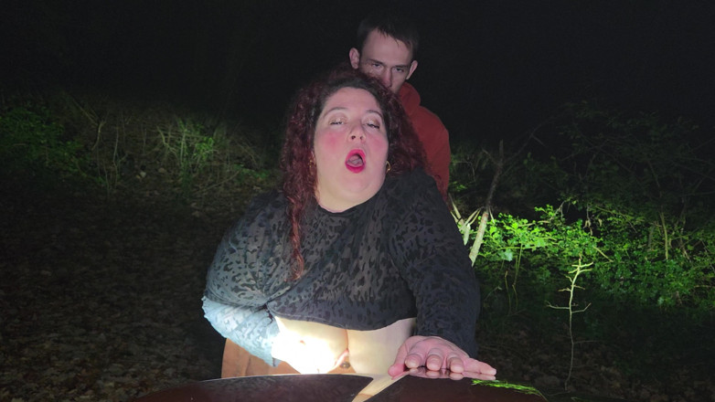 abricot sucree: Malá mrcha se šuká v lese v noci