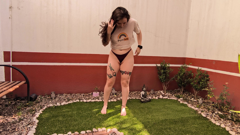 Candy Camille: Cù trong khu vườn của tôi