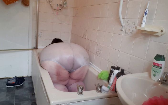 SSBBW Lady Brads: Femeia super-mare și frumoasă la baie se chinuie, aproape să se...