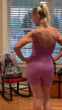 Nacktes GILF-Modell Dani D mature anprobieren (enger lila Body, Body mit Leoparden-Muster)