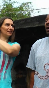Morena con curvas monta una gran polla negra para satisfacer su coño mojado