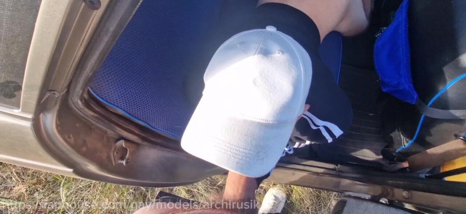 ArchiRusik: Seorang asing naik ke mobil saya, menyentak penisku dan meniduriku...