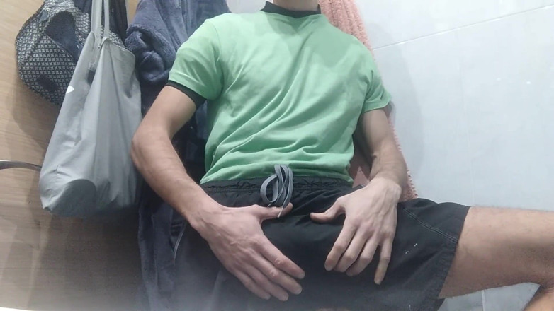 Elvissc: Băiatul frumos cu pula uriașă vrea ca sperma să cadă în...