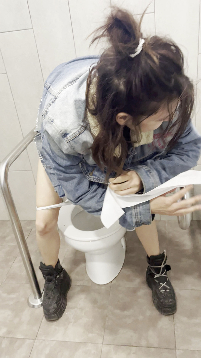 Endemoniados: スーパーマーケットで妊娠中の放尿LaMenor