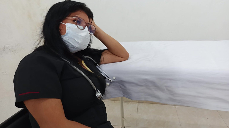 NEGRITA SEXY: Un dottore brancola sensualmente un soldato nello studio medico durante...